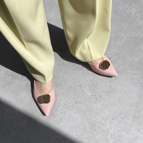 2024SS：金屬件尖頭平底鞋（m17035）淺粉紅色