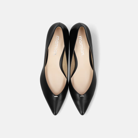 予約：2026SS：メタルパーツ Vカットパンプス（m45021）ブラック